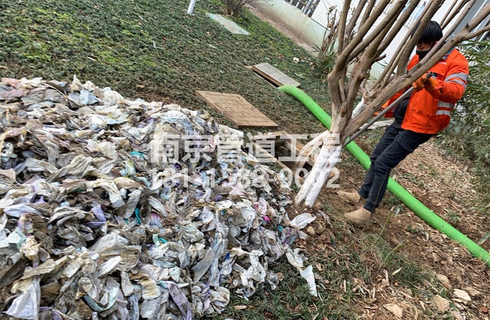 315茅山化粪池垃圾清理